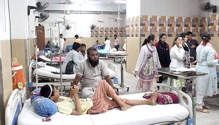 کراچی میں شدید گرمی کے دوران 2 دنوں میں ہیٹ اسٹروک کے 150 کیسز رپورٹ ہوئے۔